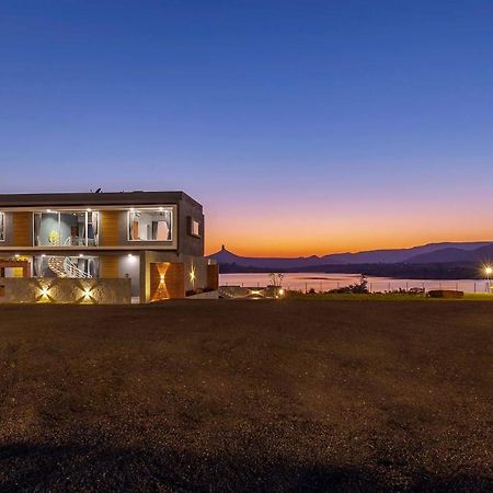 Stayvista'S Bellisimo Panorama - Lakeside Oasis With Infinity Pool, Modern Interiors, Open-To-Sky Bathtub, And Lush Green Lawn Насик Экстерьер фото